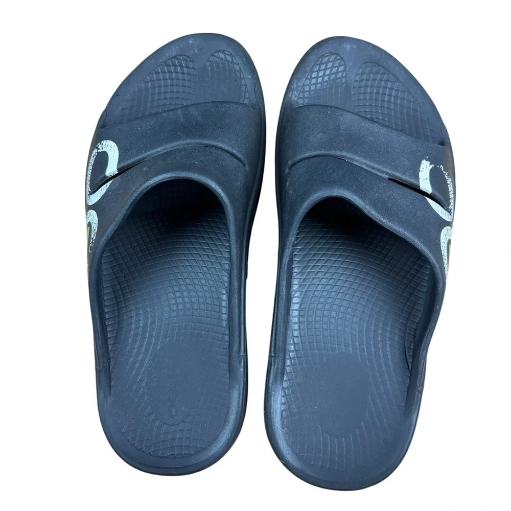 OOFOS Unisex Ooahh Sports Slide Sandals in black with green accents Men’s 8/W 10